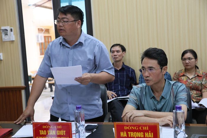 Đại diện Đảng ủy xã Mường Than báo cáo tình hình với Thường trực Tỉnh ủy và đoàn công tác của tỉnh.