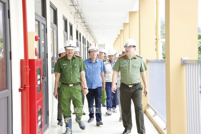 Đoàn công tác của Công an tỉnh thực địa tại các hạng mục của dự án.