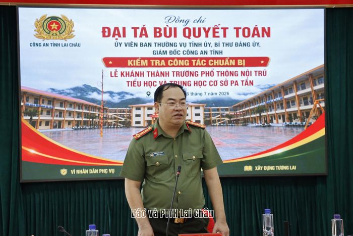 Đại tá Bùi Quyết Toán - Giám đốc Công an tỉnh phát biểu tại buổi kiểm tra.