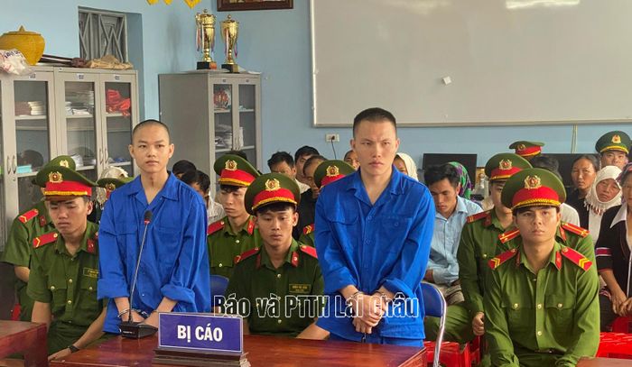 Hai bị cáo Giàng A Sàng và Cứ A Lử tại phiên tòa.