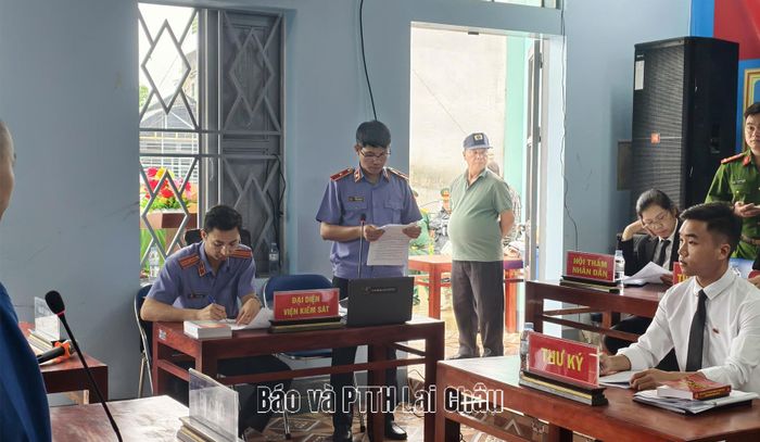 Đại diện Viện Kiểm sát nhân dân đọc cáo trạng.