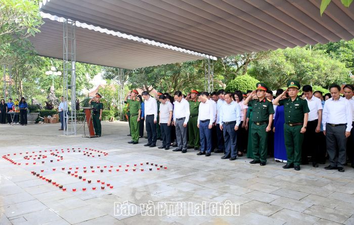 Đoàn đại biểu Tỉnh ủy, HĐND, UBND, Ủy ban MTTQ Việt Nam tỉnh dành một phút mặc niệm tưởng nhớ, tri ân các Anh hùng liệt sĩ.