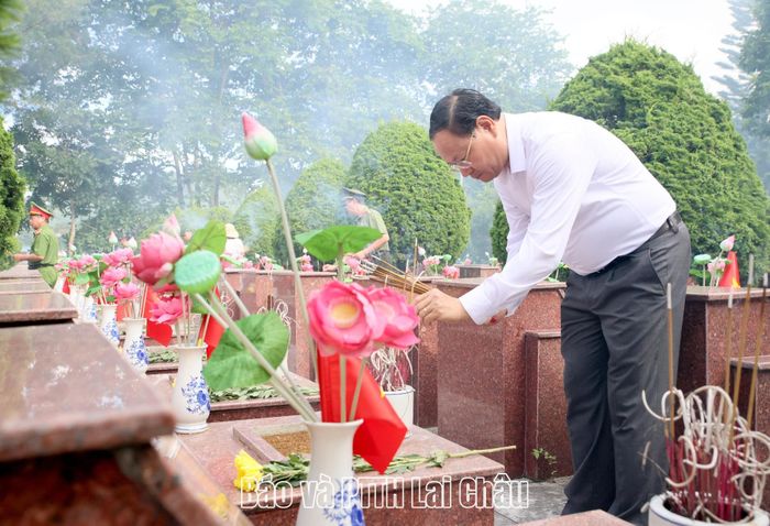 Bí thư Tỉnh ủy Lê Minh Ngân thắp hương mộ phần liệt sĩ. 