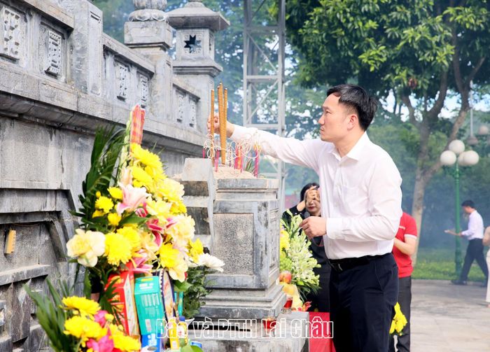 Đồng chí Nguyễn Tuấn Anh - Ủy viên dự khuyết Ban Chấp hành Trung ương Đảng, Phó Bí thư Thường trực Tỉnh ủy thành kính dâng hương trước Tượng đài Tổ quốc ghi công tri ân các Anh hùng liệt sĩ.