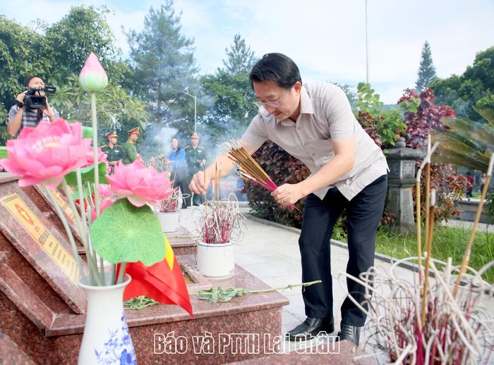 Đồng chí Sùng A Hồ - Phó Bí thư Tỉnh ủy, Trưởng Đoàn Đại biểu Quốc hội tỉnh thắp hương mộ phần liệt sĩ. 