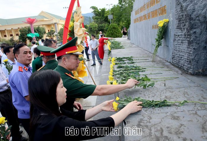 Đoàn đại biểu Tỉnh ủy, HĐND, UBND, Ủy ban MTTQ Việt Nam tỉnh dâng hoa Tượng đài Bác Hồ với đồng bào các dân tộc tỉnh Lai Châu. 