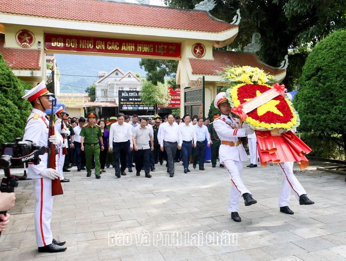 Đoàn đại biểu Tỉnh ủy, HĐND, UBND, Ủy ban MTTQ Việt Nam tỉnh dâng hoa và viếng Nghĩa trang Liệt sĩ tỉnh. 