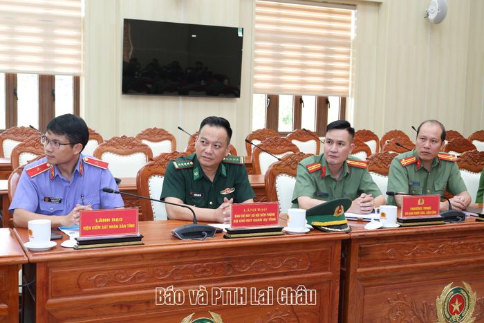 Đại biểu dự buổi báo cáo.
