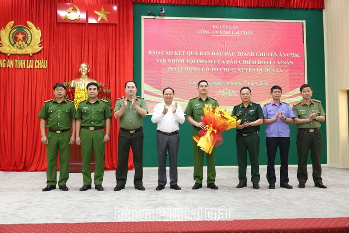 Đồng chí Lê Minh Ngân - Bí thư Tỉnh ủy, Chủ tịch HĐND tỉnh tặng hoa chúc mừng các lực lượng phá thành công chuyên án 0726L.