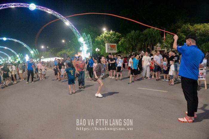 Người dân trải nghiệm trò chơi truyền thống tại Không gian văn hóa đường Hùng Vương