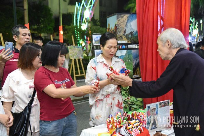 Người dân trải nghiệm tại các gian hàng trưng bày đồ thủ công mỹ nghệ truyền thống