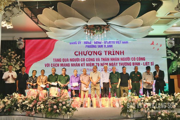 Lãnh đạo phường và đại diện doanh nghiệp trao quà cho các thương binh, bệnh binh, gia đình liệt sĩ và người hoạt động kháng chiến bị nhiễm chất độc hóa học