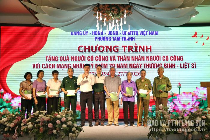 Lãnh đạo phường Tam Thanh tặng quà cho các thương binh, bệnh binh, gia đình liệt sĩ và người hoạt động kháng chiến bị nhiễm chất độc hóa học
