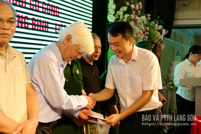 Lãnh đạo phường Tam Thanh trao quà cho các thương binh, bệnh binh, gia đình liệt sĩ và người hoạt động kháng chiến bị nhiễm chất độc hóa học