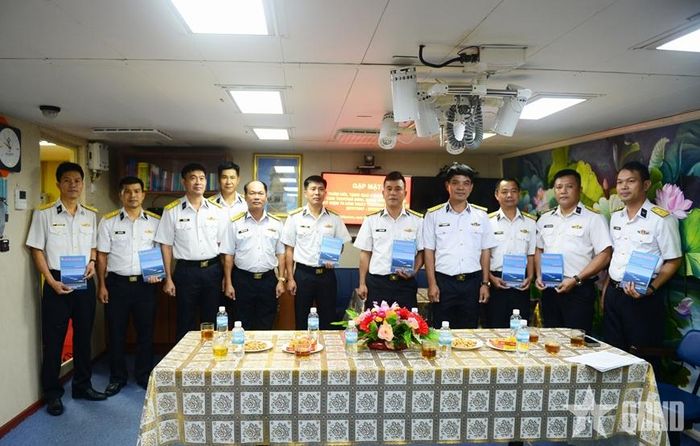 Đoàn công tác Hải quân nhân dân Việt Nam trao quà tặng các đồng chí thân nhân thương binh, bệnh binh. 