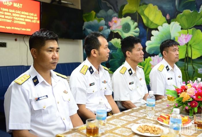  Đại biểu và các đồng chí là thân nhân thương binh, bệnh binh tại gặp mặt.