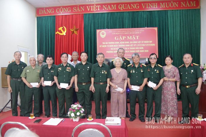 Ban Tổ chức trao quà cho gia đình người có công trên địa bàn khối 11
