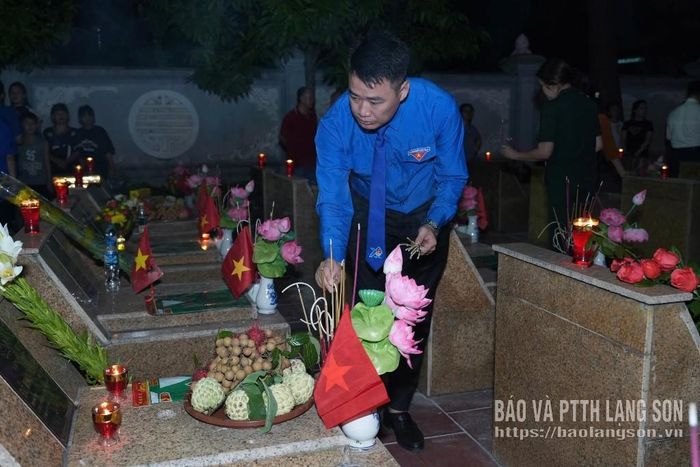 Lãnh đạo Tỉnh đoàn tỉnh thắp hương tại mộ liệt sĩ