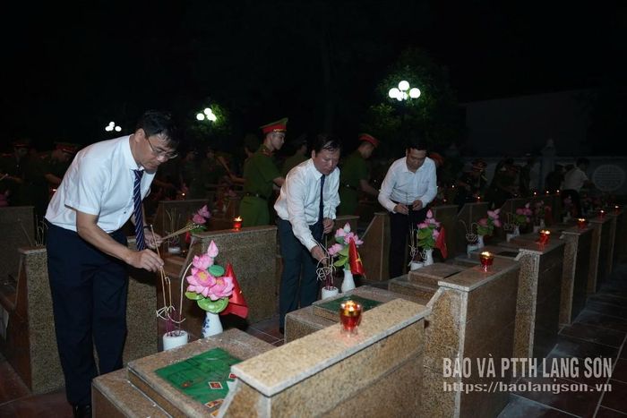 Lãnh đạo các sở, ngành của tỉnh thắp hương tại mộ liệt sĩ
