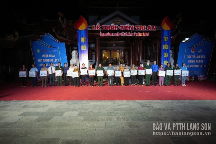 Lãnh đạo các đơn vị tặng quà tặng quà thương binh, bệnh binh và thân nhân liệt sĩ trên địa bàn 4 phường