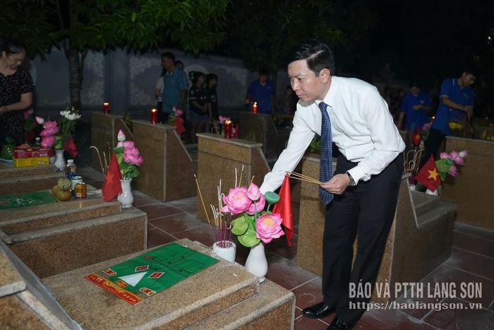 Đồng chí Nguyễn Hoàng Tùng, Ủy viên Ban Thường vụ Tỉnh ủy, Phó Chủ tịch Thường trực Ủy ban MTTQ Việt Nam tỉnh thắp hương tại mộ liệt sĩ