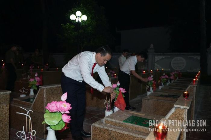 Đồng chí Phùng Quang Hội, Ủy viên Ban Thường vụ Tỉnh ủy, Bí thư Đảng ủy, Chủ tịch HĐND phường Đông Kinh thắp hương tại mộ liệt sĩ