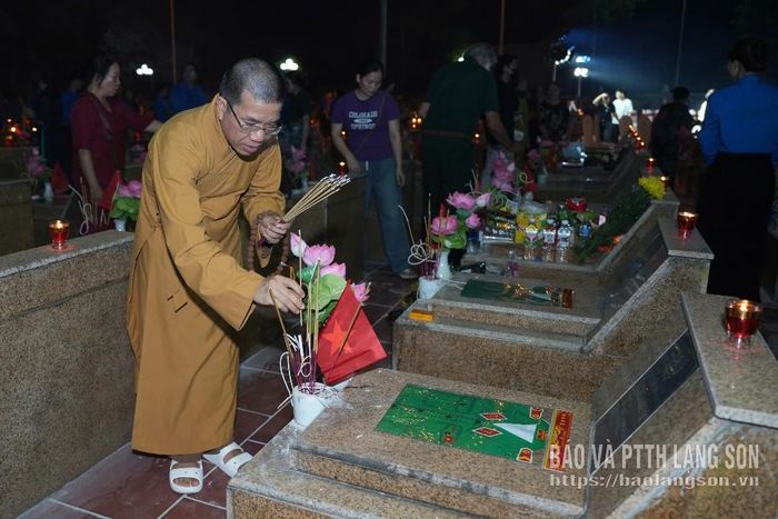Đại diện Ban Trị sự Giáo hội Phật giáo Việt Nam tỉnh thắp hương tại mộ liệt sĩ