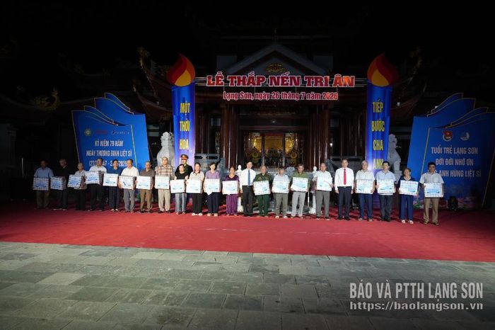 Lãnh đạo các đơn vị tặng quà tặng quà thương binh, bệnh binh và thân nhân liệt sĩ trên địa bàn 4 phường