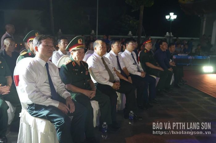 Các đại biểu dự lễ thắp nến tri ân các Anh hùng liệt sĩ