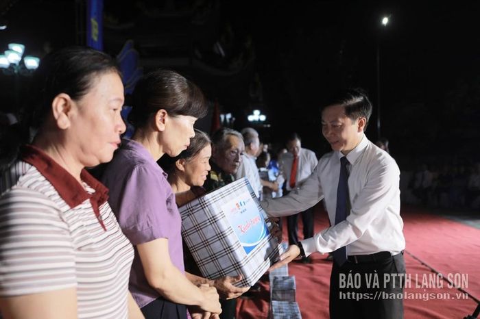 Đồng chí Nguyễn Hoàng Tùng, Ủy viên Ban Thường vụ Tỉnh ủy, Phó Chủ tịch Thường trực Ủy ban MTTQ Việt Nam tỉnh tặng quà thương binh, bệnh binh và thân nhân liệt sĩ trên địa bàn 4 phường