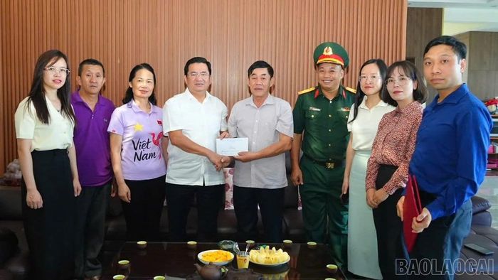 Lãnh đạo phường Sa Pa thăm hỏi, trao quà gia đình chính sách nhân dịp kỷ niệm 79 năm Ngày Thương binh - Liệt sĩ.