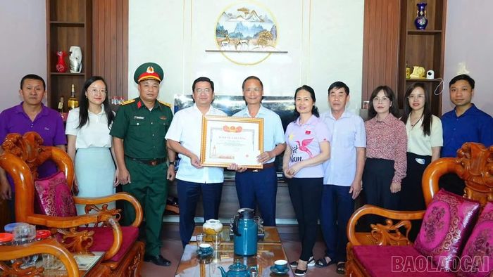 Thăm hỏi, động viên người có công với cách mạng, thể hiện sự quan tâm của cấp ủy, chính quyền địa phương.
