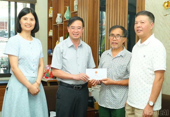 Lãnh đạo phường Sa Pa ân cần thăm hỏi sức khỏe, động viên gia đình chính sách.
