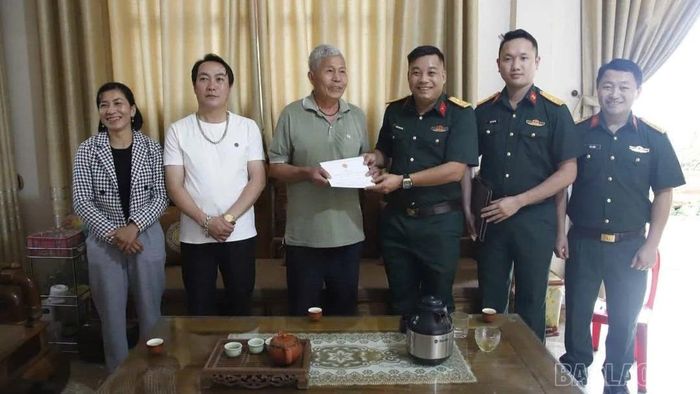 Thăm hỏi, tặng quà các gia đình chính sách trên địa bàn phường Sa Pa.
