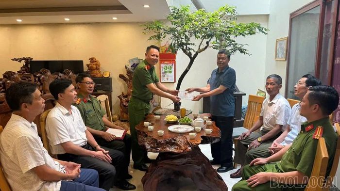 Các đoàn công tác của phường Sa Pa đến thăm, động viên thương binh, bệnh binh và người có công với cách mạng.