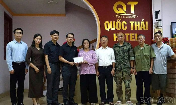 Hoạt động thăm, tặng quà các gia đình chính sách thể hiện đạo lý "Uống nước nhớ nguồn".