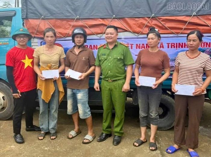 Đoàn công tác xã Trịnh Tường trao các phần quà cho người dân vùng thiên tai xã Than Uyên, tỉnh Lai Châu.