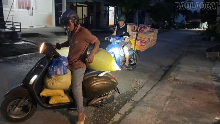 Nhân dân tham gia ủng hộ đồng bào vùng thiên tai.