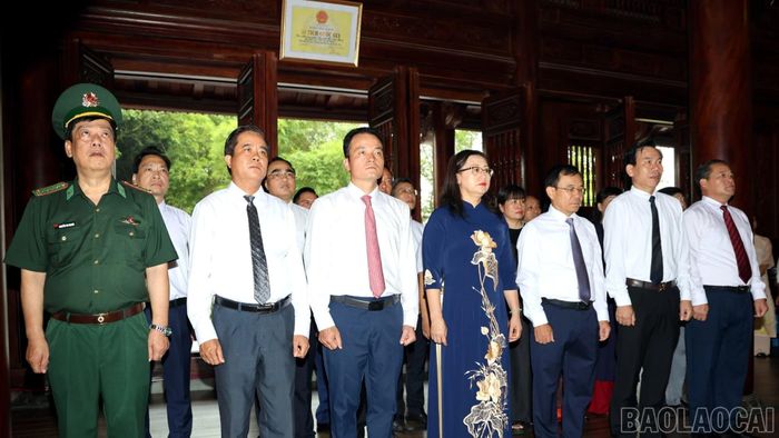 Đoàn đại biểu tỉnh dâng hương tưởng niệm Chủ tịch Hồ Chí Minh.