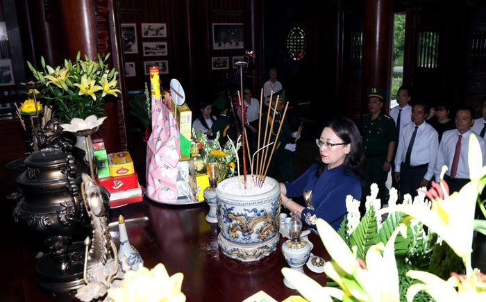 Đồng chí Giàng Thị Dung - Phó Bí thư Tỉnh ủy, Trưởng Đoàn đại biểu Quốc hội tỉnh, Trưởng Đoàn đại biểu tỉnh, dâng hương, dâng hoa tưởng niệm Chủ tịch Hồ Chí Minh.