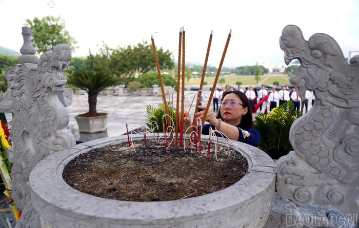 Đồng chí Giàng Thị Dung và Đoàn đại biểu tỉnh dâng hương tưởng niệm các anh hùng liệt sĩ.