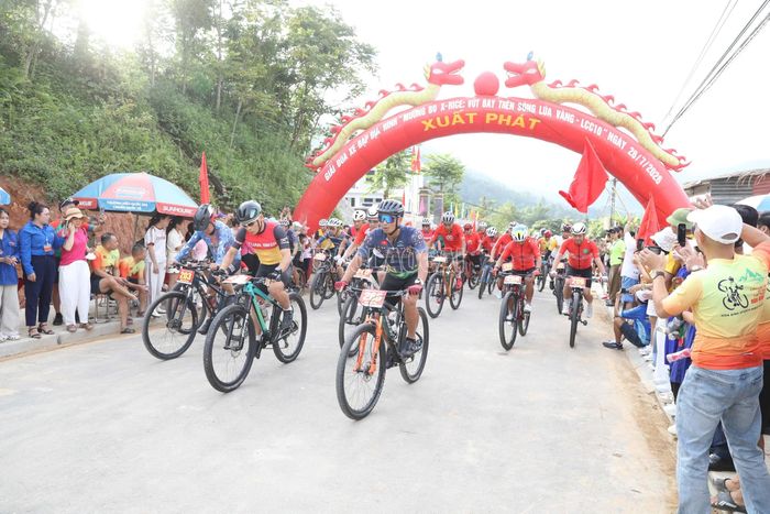 Các tay đua bắt đầu xuất phát.