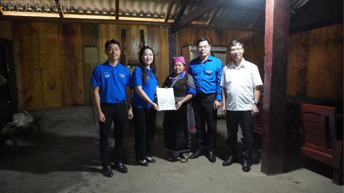 Đoàn công tác thăm, tặng quà gia đình bà Lù Thị Dùa, con liệt sĩ Lù A Sang.