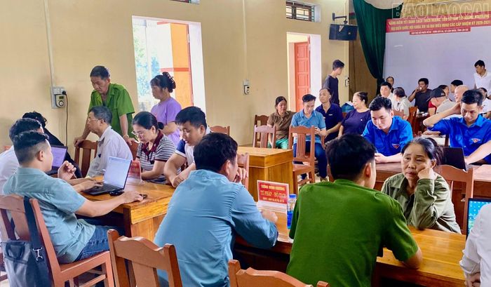 Cán bộ chuyên viên Trung tâm Phục vụ hành chính công xã hỗ trợ người dân thực hiện thủ tục hành chính.