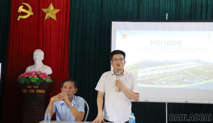 Đại diện lãnh đạo UBND xã Bát Xát và Công ty Cổ phần Đầu tư Phát triển Công nghiệp Lào Cai tiếp thu, trao đổi, giải đáp tại hội nghị.