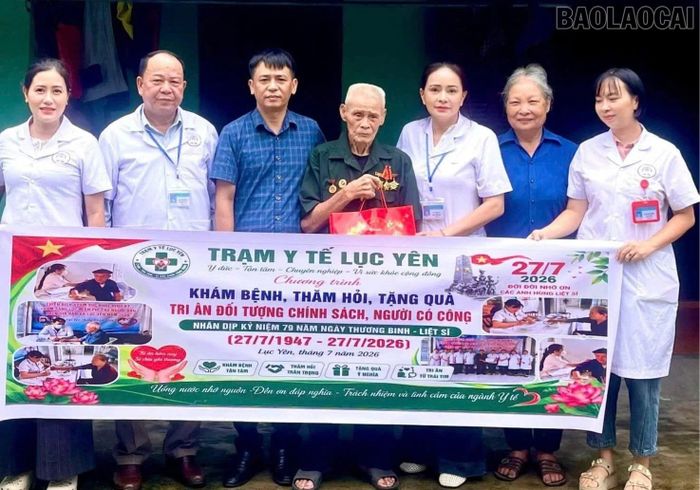 Thăm hỏi, tặng quà cho người có công với cách mạng, thân nhân liệt sĩ.