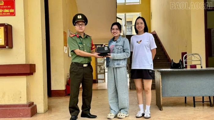 Công an xã trao trả toàn bộ tài sản còn nguyên vẹn cho du khách.