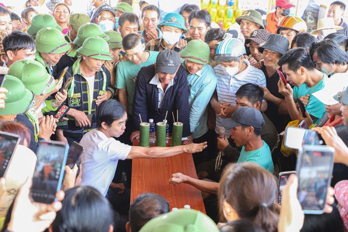 Lày cỏ được tổ chức linh hoạt theo hình thức chơi đối kháng giữa hai người hoặc thi đấu đồng đội, thu hút đông đảo người tham gia