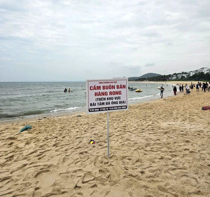 Phường Phú Thủy cấm buôn bán hàng rong tại bãi tắm Đá Ông Địa sau phản ánh của người dân