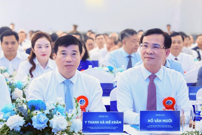 Đồng chí Y Thanh Hà Niê Kđăm, Ủy viên Ban Chấp hành Trung ương Đảng, Bí thư Tỉnh ủy, Trưởng Đoàn ĐBQH tỉnh Lâm Đồng; đồng chí Hồ Văn Mười, Ủy viên Ban Chấp hành Trung ương Đảng, Phó Bí thư Tỉnh ủy, Chủ tịch UBND tỉnh Lâm Đồng tham dự lễ công bố